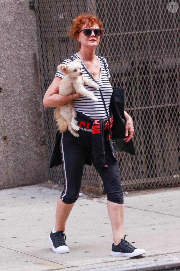 Susan Sarandon se promène dans New York avec son chien le 7 octobre 2019.