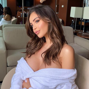 Nabilla sensuelle en peignoir à Cannes. Mai 2019.