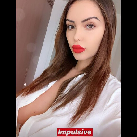 Nabilla ose la robe maxi décolleté pendant sa grossesse.