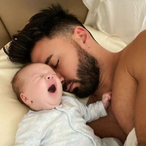 Thomas Vergara fait une petite sieste avec son fils Milann dans ses bras, sur Instagram, le 14 novembre 2019.