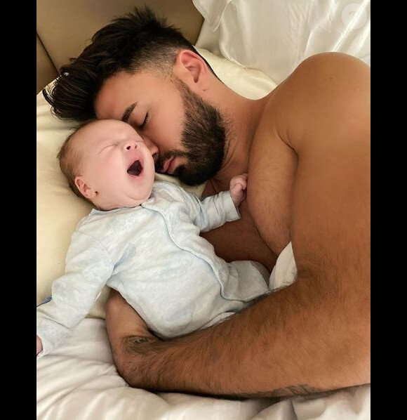 Thomas Vergara fait une petite sieste avec son fils Milann dans ses bras, sur Instagram, le 14 novembre 2019.