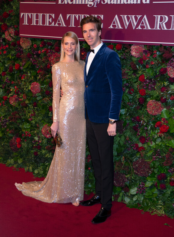 Poppy Delevingne et son mari James Cook assistent aux "Evening Standard Awards" au London Coliseum à Londres, le 24 novembre 2019.