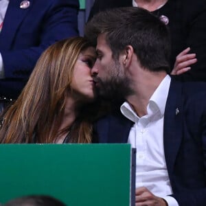 Shakira et son compagnon Gérard Piqué s'embrassent tendrement dans les tribunes de la finale de la Coupe Davis à Madrid, le 24 novembre 2019.