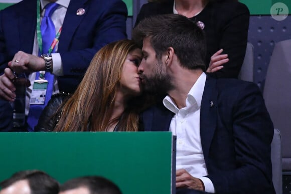 Shakira et son compagnon Gérard Piqué s'embrassent tendrement dans les tribunes de la finale de la Coupe Davis à Madrid, le 24 novembre 2019.