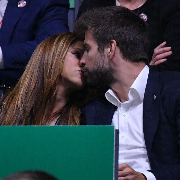 Shakira et son compagnon Gérard Piqué s'embrassent tendrement dans les tribunes de la finale de la Coupe Davis à Madrid, le 24 novembre 2019.