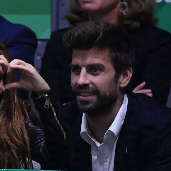 Shakira et son compagnon Gérard Piqué s'embrassent tendrement dans les tribunes de la finale de la Coupe Davis à Madrid, le 24 novembre 2019.
