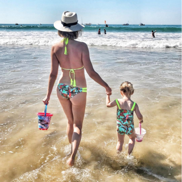 Sylvie Tellier et sa petite Margaux aux Sables-d'Olonne, le 27 mai 2017.