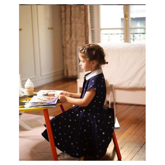 Margaux, la fille de Sylvie Tellier, en pleine lecture - Instagram, 24 mars 2019