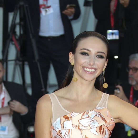 Delphine Wespiser, animatrice et Miss France 2012, dans une longue robe Christophe Guillarmé en faille de soie imprimée pêche fendue, boucles d'oreilles et minaudière Cuihua, escarpins Charles Jourdan pour la première de Lan Xin Da Ju Yuan - Saturday Fiction de Lou Ye lors du 76ème festival international du film de Venise, la Mostra, le 4 septembre 2019.