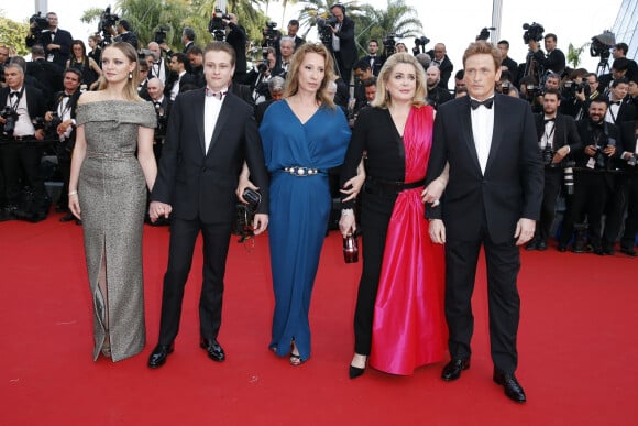 Sara Forestier, Rod Paradot, Emmanuelle Bercot, Catherine Deneuve (Montre Jaeger-LeCoultre), Benoît Magimel - Montée des marches du film "La Tête Haute" pour l'ouverture du 68 ème Festival du film de Cannes – Cannes le 13 mai 2015.