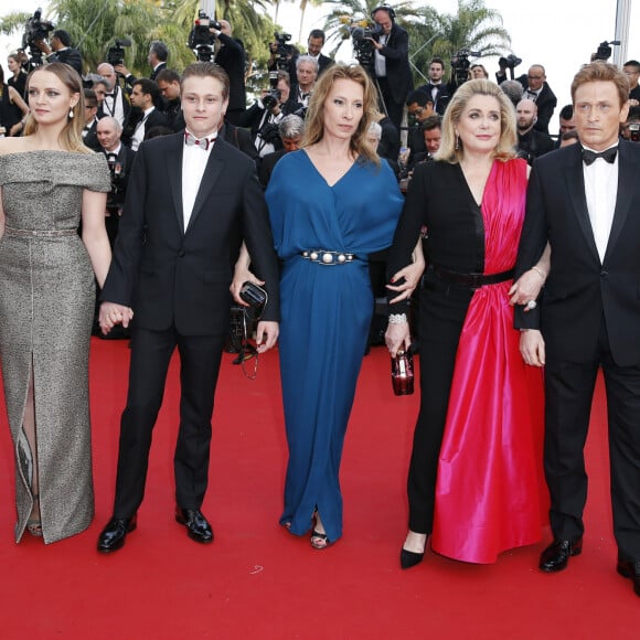 Sara Forestier, Rod Paradot, Emmanuelle Bercot, Catherine Deneuve (Montre Jaeger-LeCoultre), Benoît Magimel - Montée des marches du film "La Tête Haute" pour l'ouverture du 68 ème Festival du film de Cannes – Cannes le 13 mai 2015.