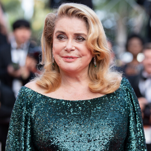 Catherine Deneuve (habillée en Celine par Hedi Slimane) - Montée des marches du film "Hors Normes" pour la clôture du 72ème Festival International du Film de Cannes. Le 25 mai 2019 © Borde / Bestimage