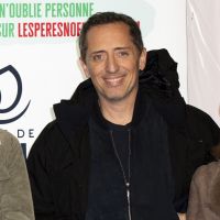 Gad Elmaleh : Père Noël souriant avec Raphaël Mezrahi et Chantal Goya