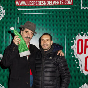 Simon Abkarian et Zinedine Soualem assistent au lancement officiel des "Pères Noël Verts" du Secours Populaire sur la place de l'Hôtel de Ville à Paris le 25 novembre 2019. © Jack Tribeca/Bestimage