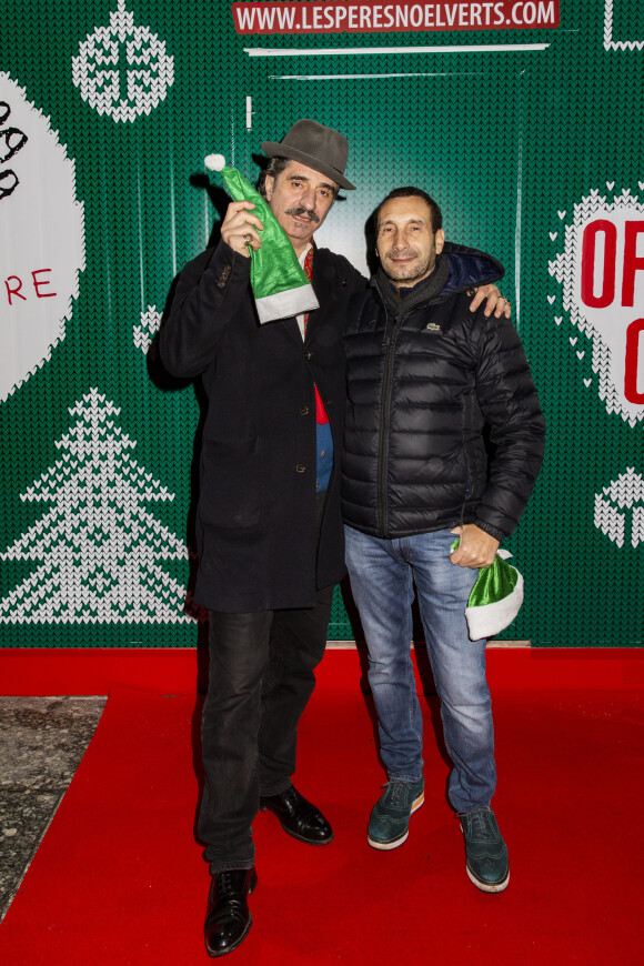Simon Abkarian et Zinedine Soualem assistent au lancement officiel des "Pères Noël Verts" du Secours Populaire sur la place de l'Hôtel de Ville à Paris le 25 novembre 2019. © Jack Tribeca/Bestimage
