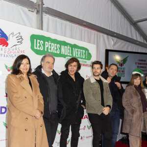 Anne Hidalgo, Raphaël Mezrahi, Grichka Bogdanov, Jerémy Charvet, Gad Elmaleh et Chantal Goya assistent au lancement officiel des "Pères Noël Verts" du Secours Populaire sur la place de l'Hôtel de Ville à Paris le 25 novembre 2019. © Jack Tribeca/Bestimage