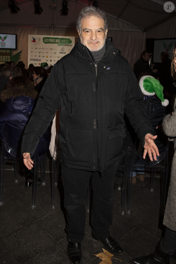 Raphaël Mezrahi assiste au lancement officiel des "Pères Noël Verts" du Secours Populaire sur la place de l'Hôtel de Ville à Paris le 25 novembre 2019. © Jack Tribeca/Bestimage