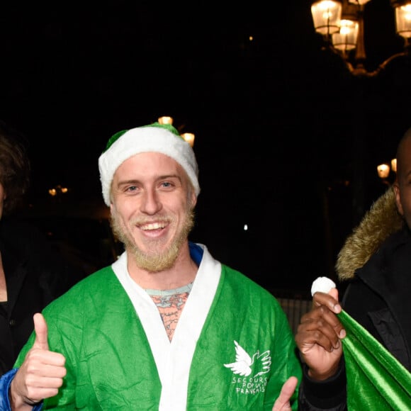 Grichka Bogdanoff et le chanteur Yannick (Yannick M'Bolo) assistent au lancement officiel des "Pères Noël Verts" du Secours Populaire sur la place de l'Hôtel de Ville à Paris le 25 novembre 2019. © Jack Tribeca/Bestimage