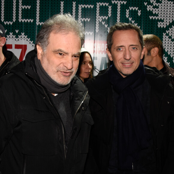 Raphaël Mezrahi et Gad Elmaleh assistent au lancement officiel des "Pères Noël Verts" du Secours Populaire sur la place de l'Hôtel de Ville à Paris le 25 novembre 2019. © Jack Tribeca/Bestimage