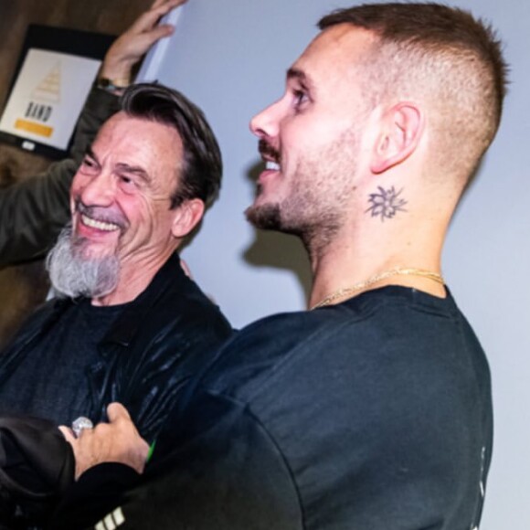 M. Pokora avec Florent Pagny dans les coulisses de son concert à l'AccorHotels Arena, à Paris, le 26 novembre 2019.