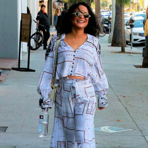 Exclusif - Christina Milian enceinte devant son Beignet Box truck dans le quartier de Studio City à Los Angeles, le 24 novembre 2019.