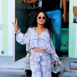 Exclusif - Christina Milian enceinte devant son Beignet Box truck dans le quartier de Studio City à Los Angeles, le 24 novembre 2019.