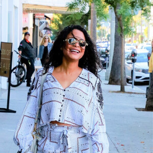 Exclusif - Christina Milian enceinte devant son Beignet Box truck dans le quartier de Studio City à Los Angeles, le 24 novembre 2019.