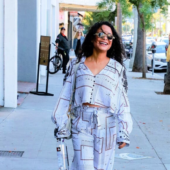 Exclusif - Christina Milian enceinte devant son Beignet Box truck dans le quartier de Studio City à Los Angeles, le 24 novembre 2019.