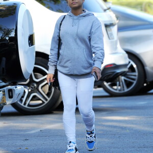 Exclusif - Christina Milian enceinte devant son Beignet Box truck dans le quartier de Studio City à Los Angeles le 24 novembre 2019.