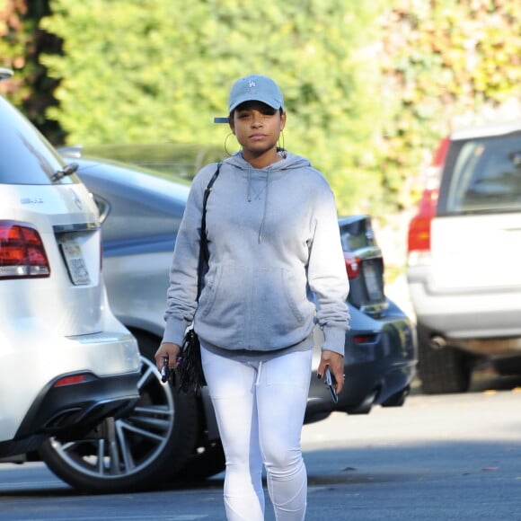 Exclusif - Christina Milian enceinte devant son Beignet Box truck dans le quartier de Studio City à Los Angeles le 24 novembre 2019.