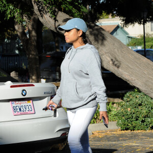 Exclusif - Christina Milian enceinte devant son Beignet Box truck dans le quartier de Studio City à Los Angeles le 24 novembre 2019.