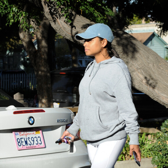 Exclusif - Christina Milian enceinte devant son Beignet Box truck dans le quartier de Studio City à Los Angeles le 24 novembre 2019.