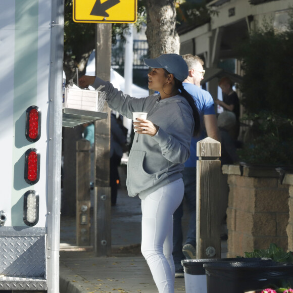 Exclusif - Christina Milian enceinte devant son Beignet Box truck dans le quartier de Studio City à Los Angeles le 24 novembre 2019.