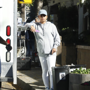 Exclusif - Christina Milian enceinte devant son Beignet Box truck dans le quartier de Studio City à Los Angeles le 24 novembre 2019.