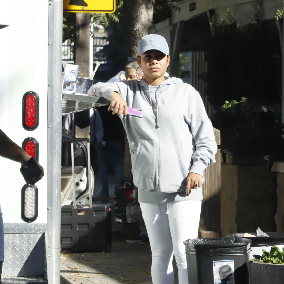 Exclusif - Christina Milian enceinte devant son Beignet Box truck dans le quartier de Studio City à Los Angeles le 24 novembre 2019.