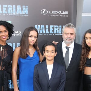 Luc Besson avec sa femme Virginie Besson-Silla et ses enfants Thalia Besson, Sateen Besson et Mao Besson à la première de 'Valerian and the City of a Thousand Planets' au théâtre Chinois à Hollywood, le 17 juillet 2017