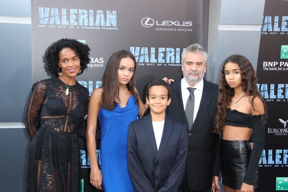 Luc Besson avec sa femme Virginie Besson-Silla et ses enfants Thalia Besson, Sateen Besson et Mao Besson à la première de 'Valerian and the City of a Thousand Planets' au théâtre Chinois à Hollywood, le 17 juillet 2017