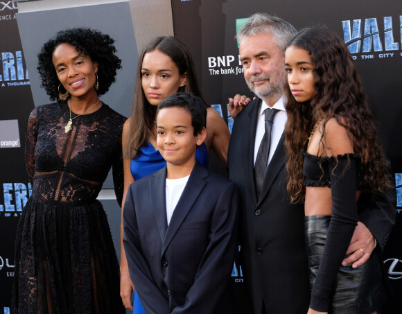 Luc Besson avec sa femme Virginie Besson-Silla et ses enfants Thalia Besson, Sateen Besson et Mao Besson à la première de 'Valerian and the City of a Thousand Planets' au théâtre Chinois à Hollywood, le 17 juillet 2017 © Chris Delmas/Bestimage