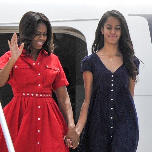 La première dame des Etats-Unis Michelle Obama, ses filles Malia et Sasha (Natasha) et sa mère Marian Robinson à leur accueil par Luigi Brugnaro et Luca Zaia lors de leur arrivée en avion à l'aéroport de Venise, le 19 juin 2015.