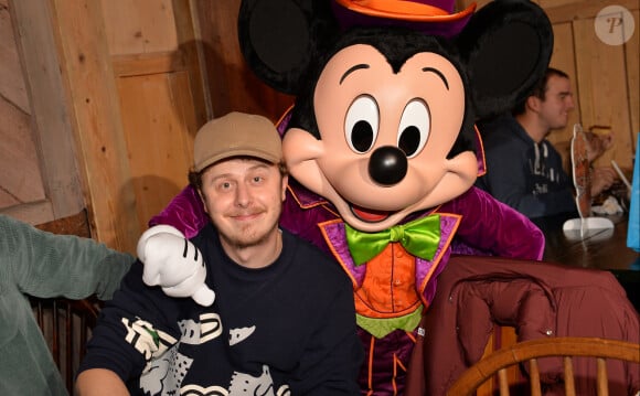 Exclusif - Norman Thavaud ( You Tubeur) - Norman Thavaud présente son court-métrage en collaboration avec Fanta et Disney à Disneyland Paris le 24 octobre 2019 © Veeren/Bestimage FANTA et NORMAN présentaient le court métrage " L'École des Vampires ", écrit et joué par le célèbre YouTubeur, au Parc Disneyland Paris dans le cadre de la 3ème édition de FantaxYou et d'Halloween. Norman, les YouTubeurs J.Rachid, Ludoc, ou encore J.Rotella (grand gagnant du FantaxYou3) étaient présents pour l'occasion. Les heureux élus, ayant eu la chance de vivre cette soirée exceptionnelle, ont été plongés dans une ambiance monstrueusement magique. Projection exclusive et privatisation de trois attractions ... Un programme complètement déjanté permettant de lancer les festivités, avant la grande soirée du Fanta Halloween Show à la Gaîté Lyrique le jeudi 31 octobre prochain en compagnie de GIMS et bien d'autres guests ! Pour une fête d'Halloween toujours plus fun, un lieu expérientiel éphémère et inédit FANTA était à découvrir ce week-end au centre commercial Les 4 TEMPS à La Défense. Trois salles, trois ambiances, trois expériences ! Les visiteurs ont dû affronter leurs peurs les plus sombres et relever des défis monstrueusement déjantés : danse karaoké, chasse aux zombies et autres mystérieuses activités pour une expérience toujours plus immersive ! A propos du court-métrage " L'École des Vampires " : Le soir d'Halloween, Norman se rend à une soirée déguisée en vampire. Il perd connaissance et se réveille dans un lieu étrange qui s'avère être une école pour vampires. J.Rotella, le gagnant du FantaxYou3, et Ludoc, intervenant sur la partie postproduction et réalisation pendant le FantaxYou3, ont collaboré sur ce court métrage. Diffusé vendredi 25 octobre sur la chaîne YouTube de Norman.