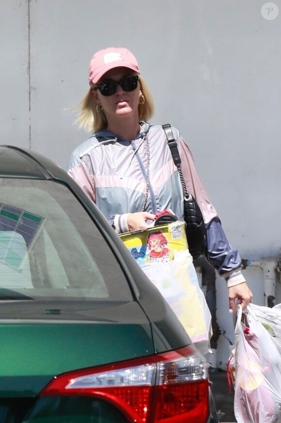Exclusif - Katy Perry est allée faire du shopping pour Halloween et déjeuner chez Taco Bell avec son beau-fils dans le quartier de Sherman Oaks à Los Angeles, le 8 septembre 2019
