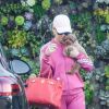 Exclusif - Katy Perry en total look jogging rose à son arrivée à un spa avec son petit chien Nugget dans les bras à Beverly Hills, Los Angeles, le 4 septembre 2019