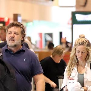 Russell Crowe avec son assistante, le 7 novembre 2019