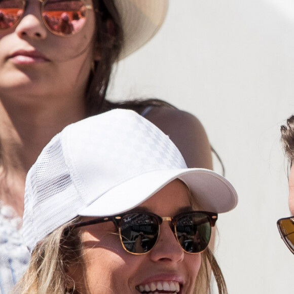 Élodie Fontan et son compagnon Philippe Lacheau dans les tribunes lors des internationaux de tennis de Roland Garros à Paris, France, le 2 juin 2019. © Jacovides-Moreau/Bestimage