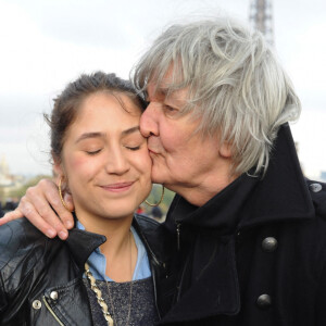 Jacques Higelin et sa fille Izïa manifestent au Trocadéro de Paris. Le 17 avril 2012. @Ammar Abd Rabbo/ABACAPRESS.COM