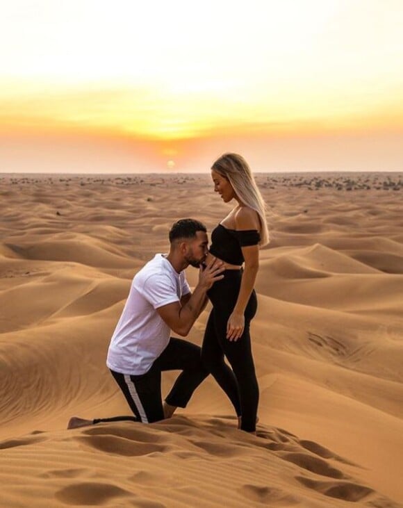 Charlène de "Secret Story" enceinte, pose dans un désert de Dubaï avec Benoit, le 4 décembre 2019