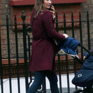 Exclusif - Pippa Middleton se promène avec son fils Arthur dans les rues de Londres, le 21 novembre 2019.