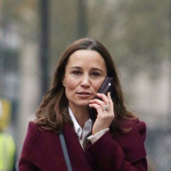 Exclusif - Pippa Middleton se promène avec son fils Arthur dans les rues de Londres, le 21 novembre 2019.