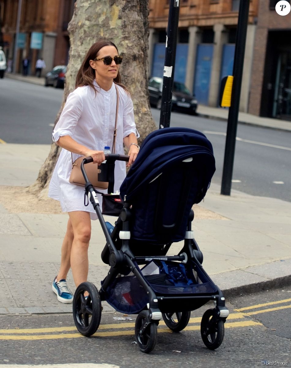 Exclusif Pippa Middleton Promène Son Fils Arthur En Poussette Dans Les Rues De Londres Le 24 7051