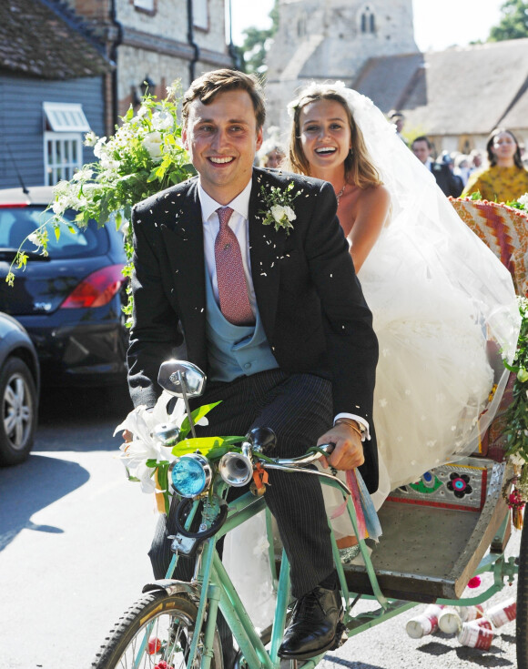 Charlie Van Straubanzee et sa femme Daisy Jenkins lors de leur mariage à l'église Sainte-Marie-La-Vierge à Frensham, le 4 août 2018.